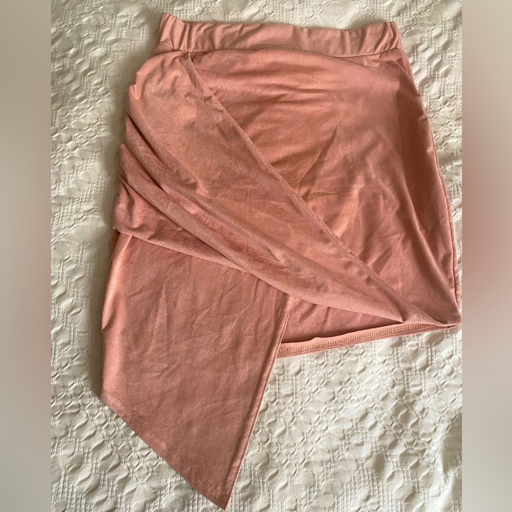 🦋2/$22 NWOT Boohoo Asymmetrical faux suede wrap front mini skirt